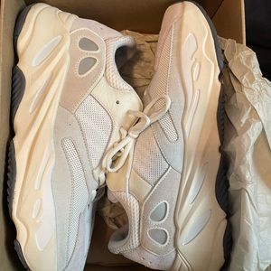 Analog Yeezy Boost 700